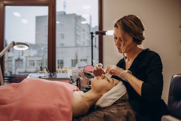 How Can Augmented Reality Enhance Tactical Training in American Football Quarterbacks?